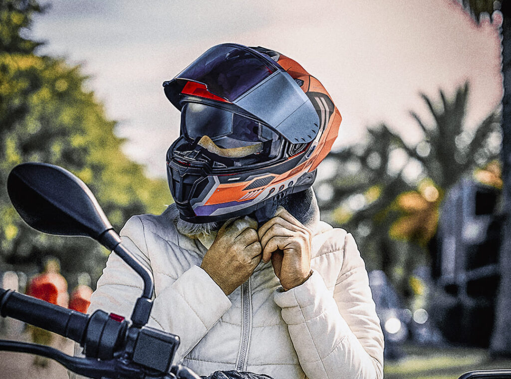 Motociclista con casco | SETGO - Cascos con Certificación DOT